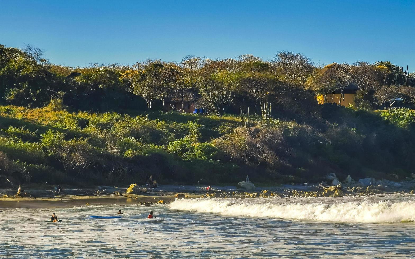 puerto escondido oaxaca mexique 2023 extrêmement énormes grandes vagues de surfeurs plage la punta zicatela mexique. photo