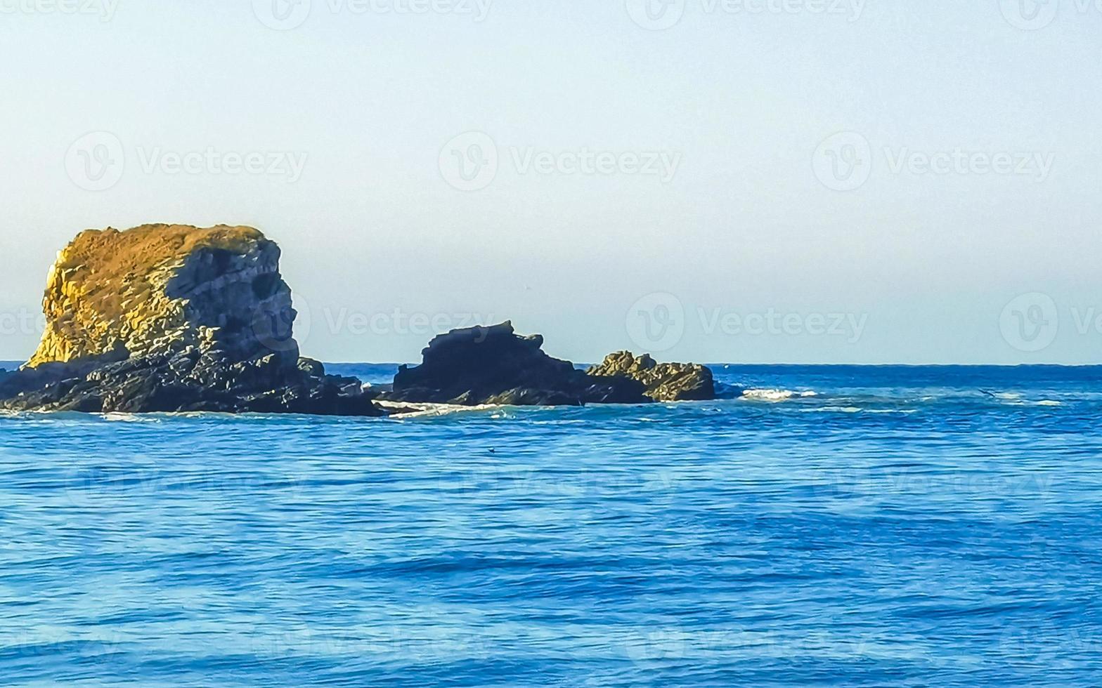 plage de vagues de surfeurs extrêmement énormes la punta zicatela mexique. photo