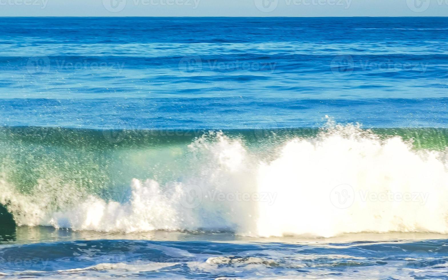 De grosses vagues de surfeurs extrêmement énormes à la plage de puerto escondido au mexique. photo