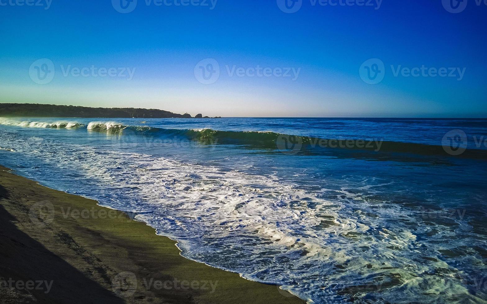 plage de vagues de surfeurs extrêmement énormes la punta zicatela mexique. photo