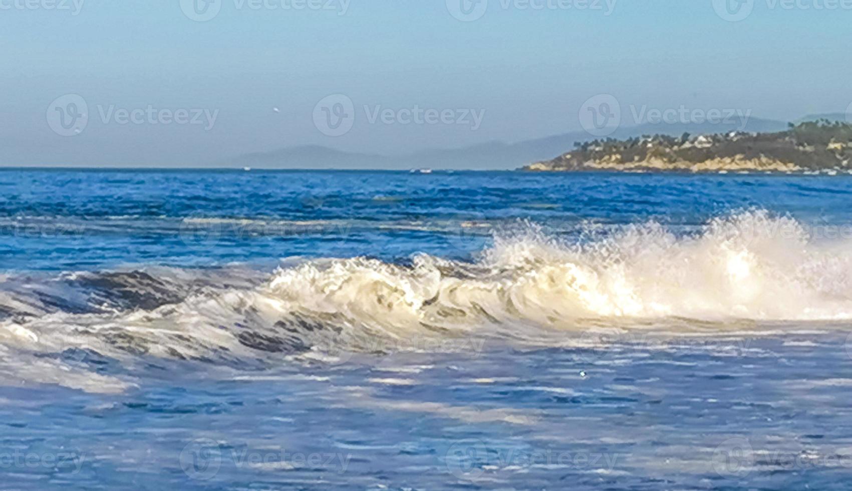 De grosses vagues de surfeurs extrêmement énormes à la plage de puerto escondido au mexique. photo