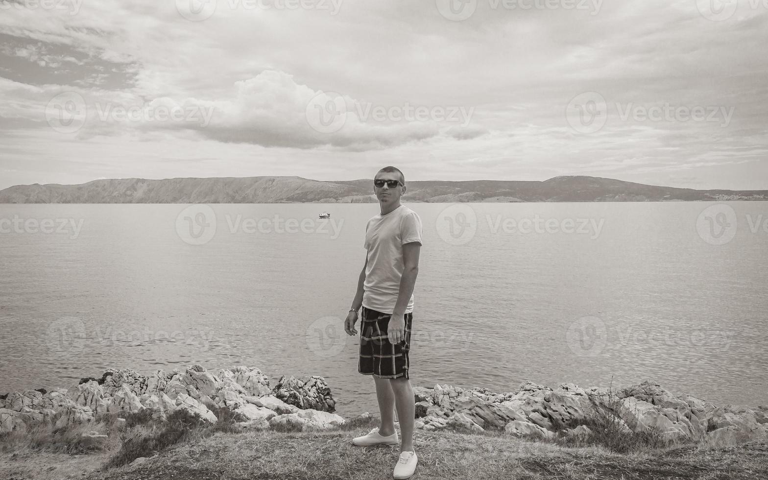jeune mannequin avec des lunettes de soleil au paysage croate de novi vinodolski. photo