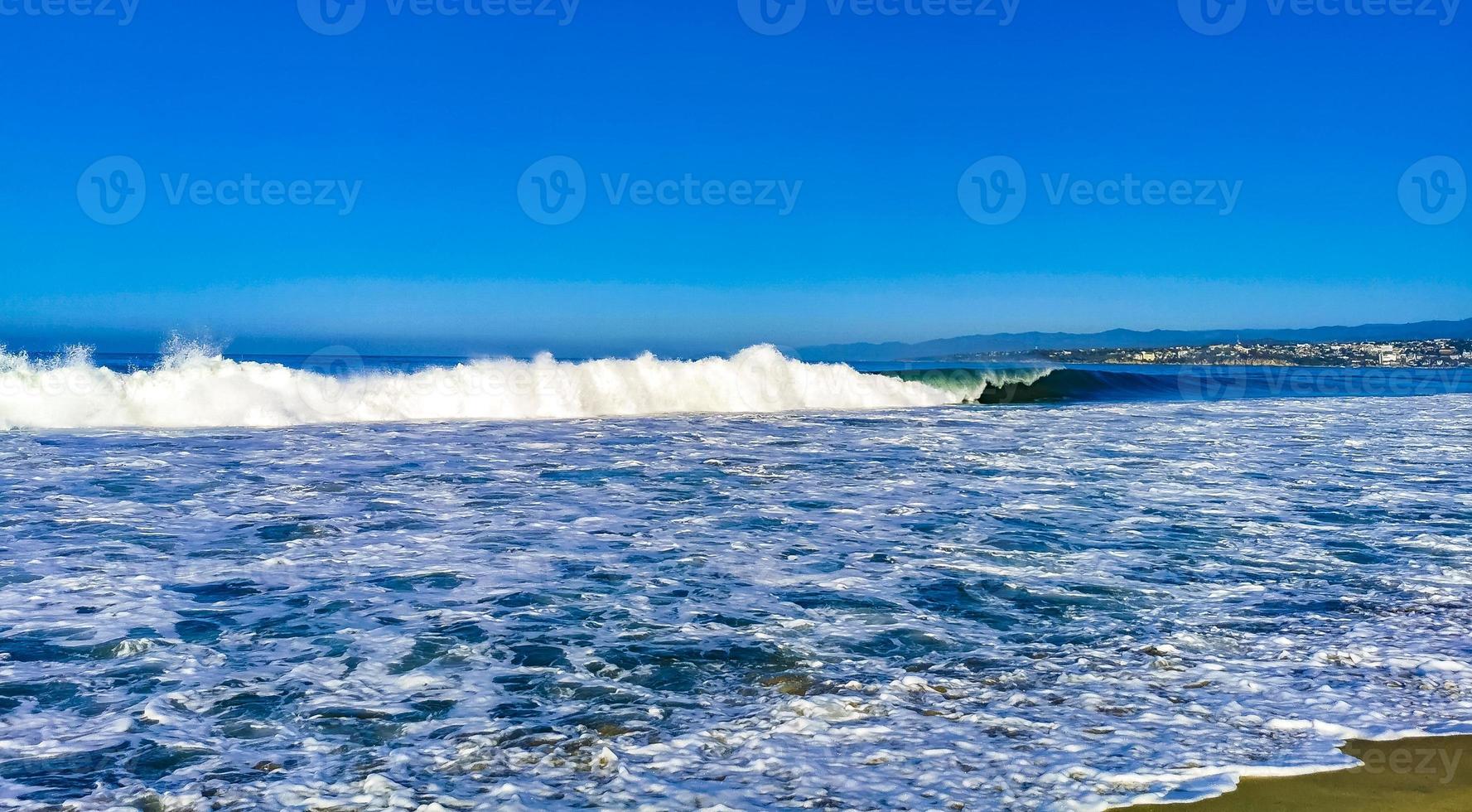 De grosses vagues de surfeurs extrêmement énormes à la plage de puerto escondido au mexique. photo