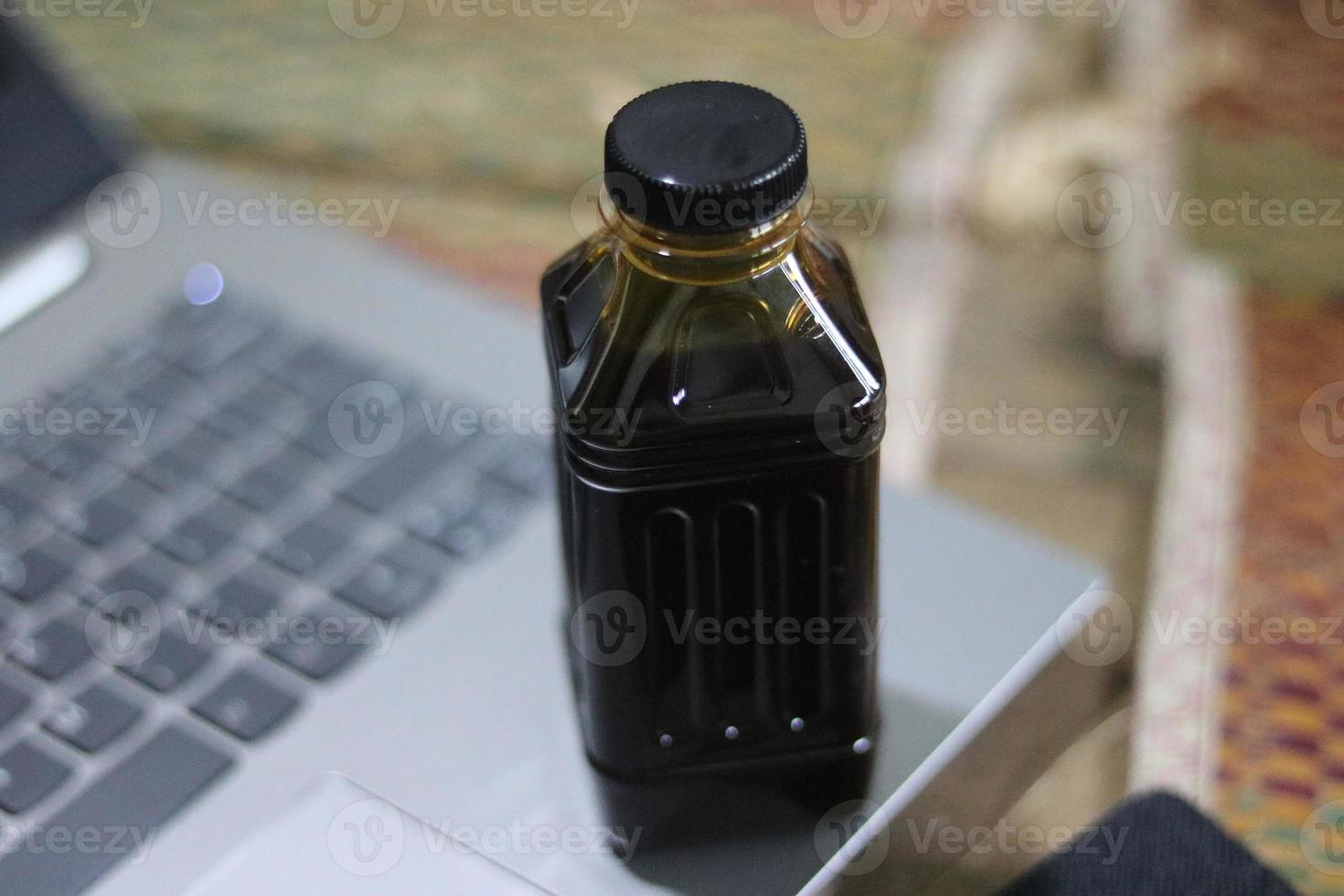 une bouteille de sauce soja sur la table photo