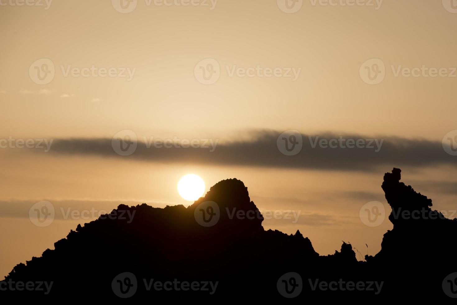 magnifique coucher de soleil sur le volcan etna photo