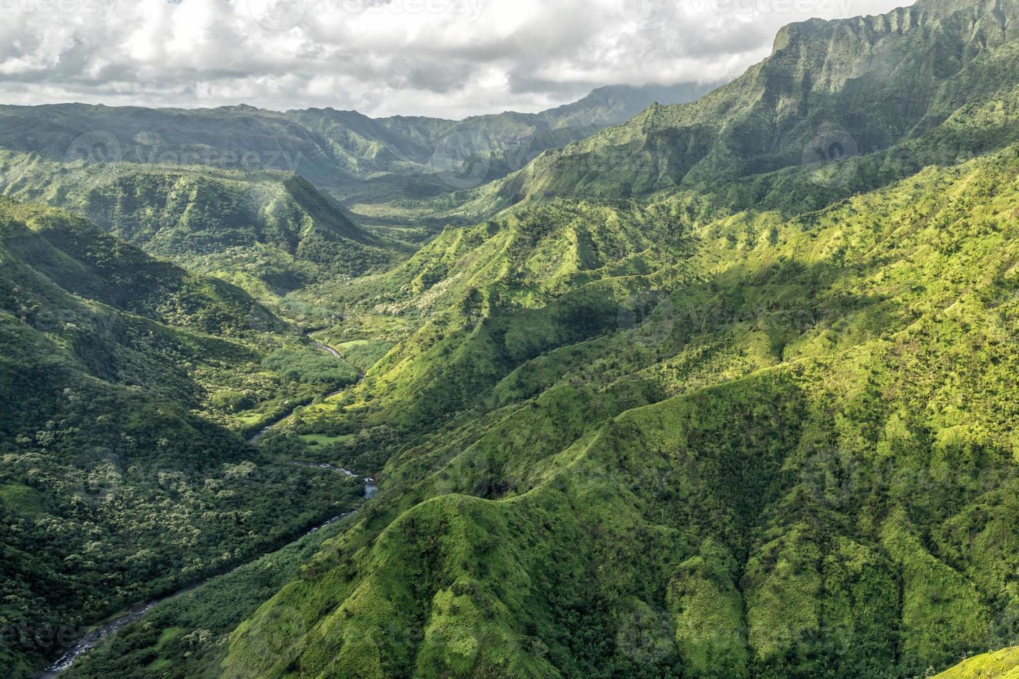 kauai green mountain vue aérienne décor de film jurassic park photo