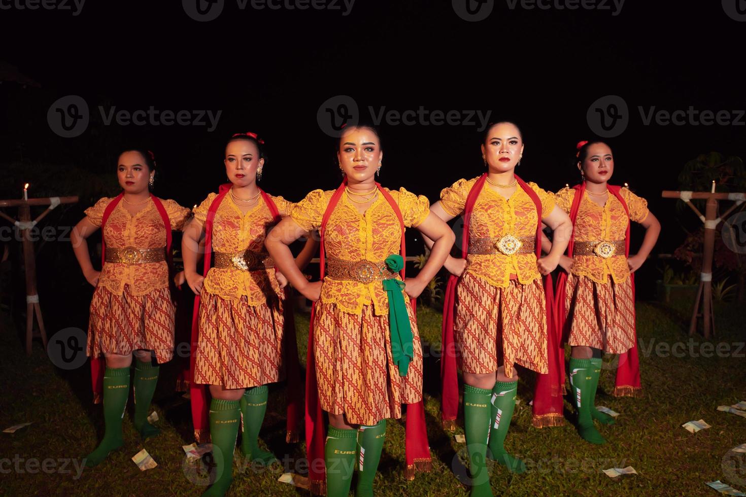 danseurs balinais debout avec une écharpe rouge et des costumes orange sur la scène après avoir exécuté la danse traditionnelle photo