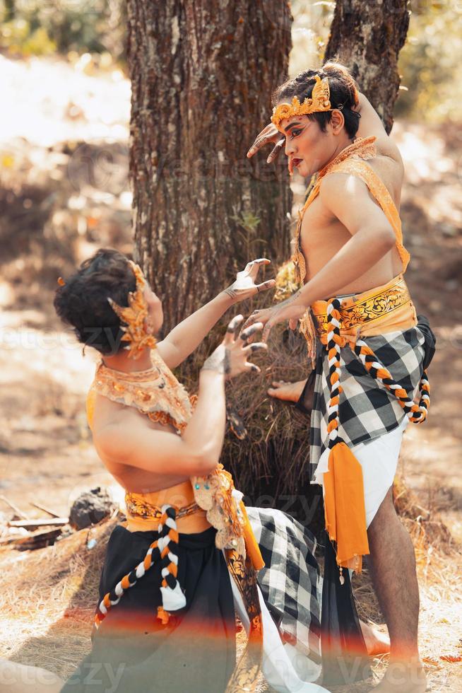 deux hommes asiatiques posent avec la couronne d'or dans leurs mains et portant des vêtements rayés photo