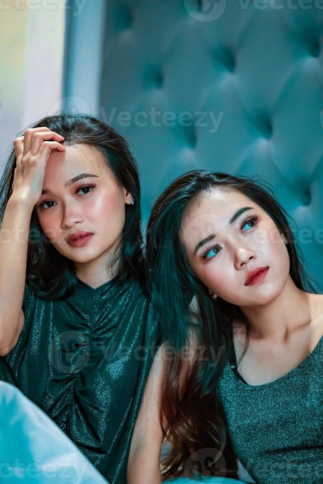 deux jeunes femmes asiatiques au lit. photo