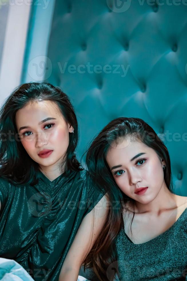 deux jeunes femmes asiatiques au lit. photo