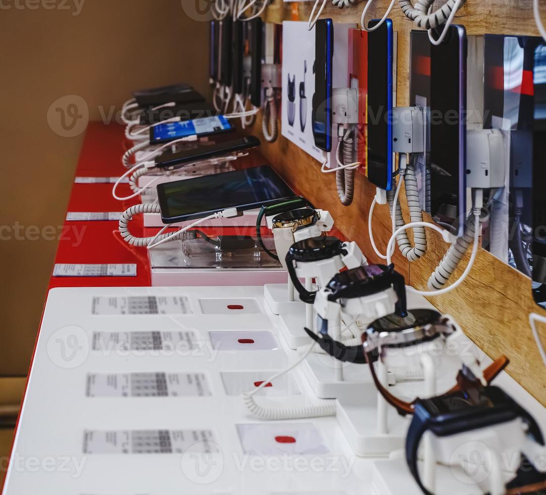 vitrine avec téléphones portables tablettes montres en vente photo