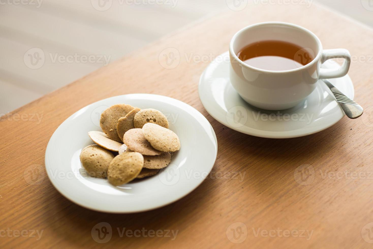 thé de l'après-midi et banane et baies de riz croustillantes sur la table en bois photo