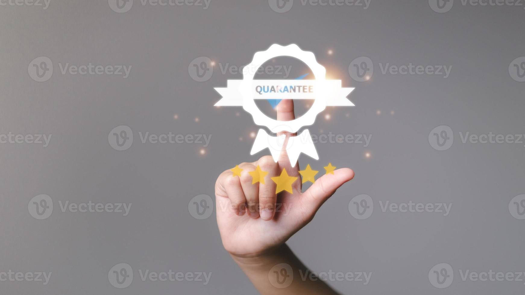 mains touchant l'étiquette d'étiquette d'icône de garantie virtuelle pour donner la meilleure assurance qualité pour le produit de garantie ou l'enquête de satisfaction du service d'examen de la satisfaction des commentaires. photo