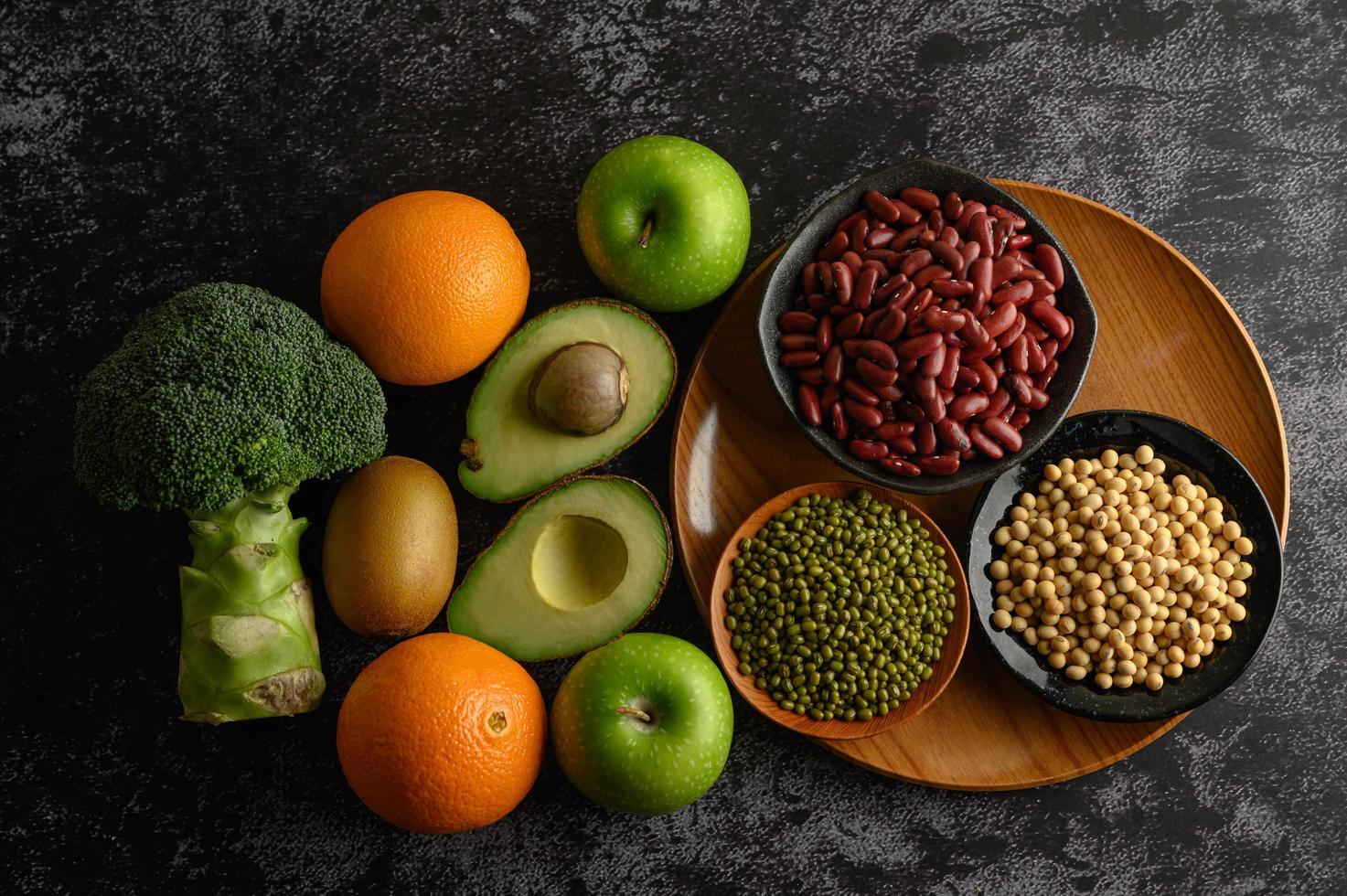 légumineuses et fruits sur fond sombre photo