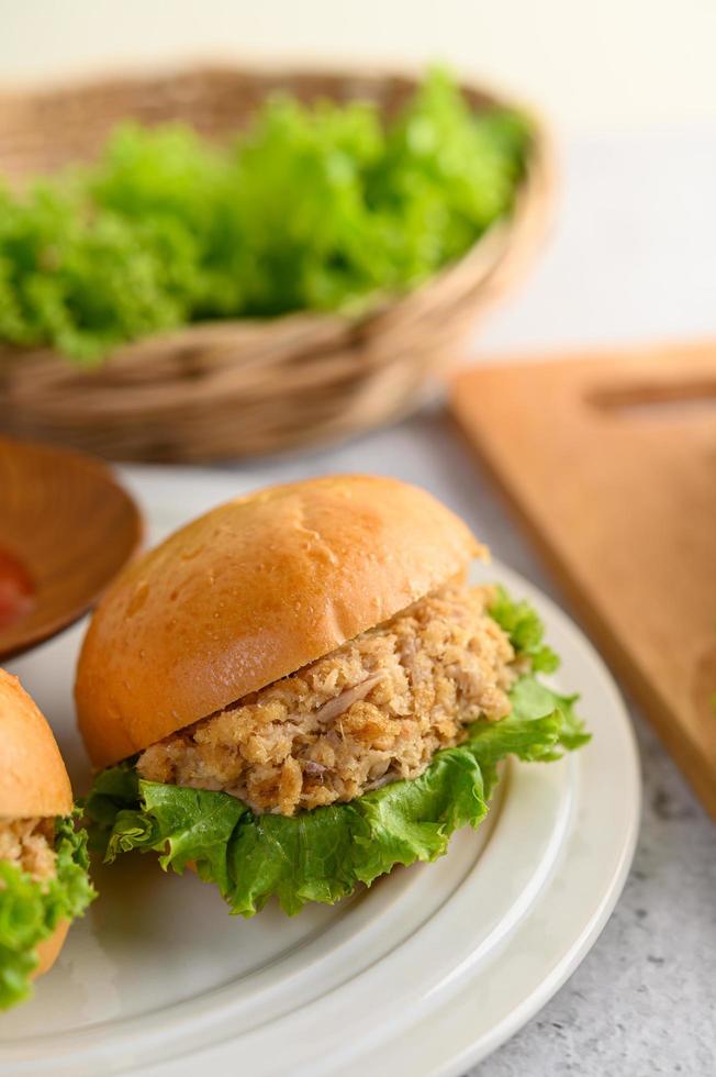 deux hamburgers placés sur un plat blanc magnifiquement photo