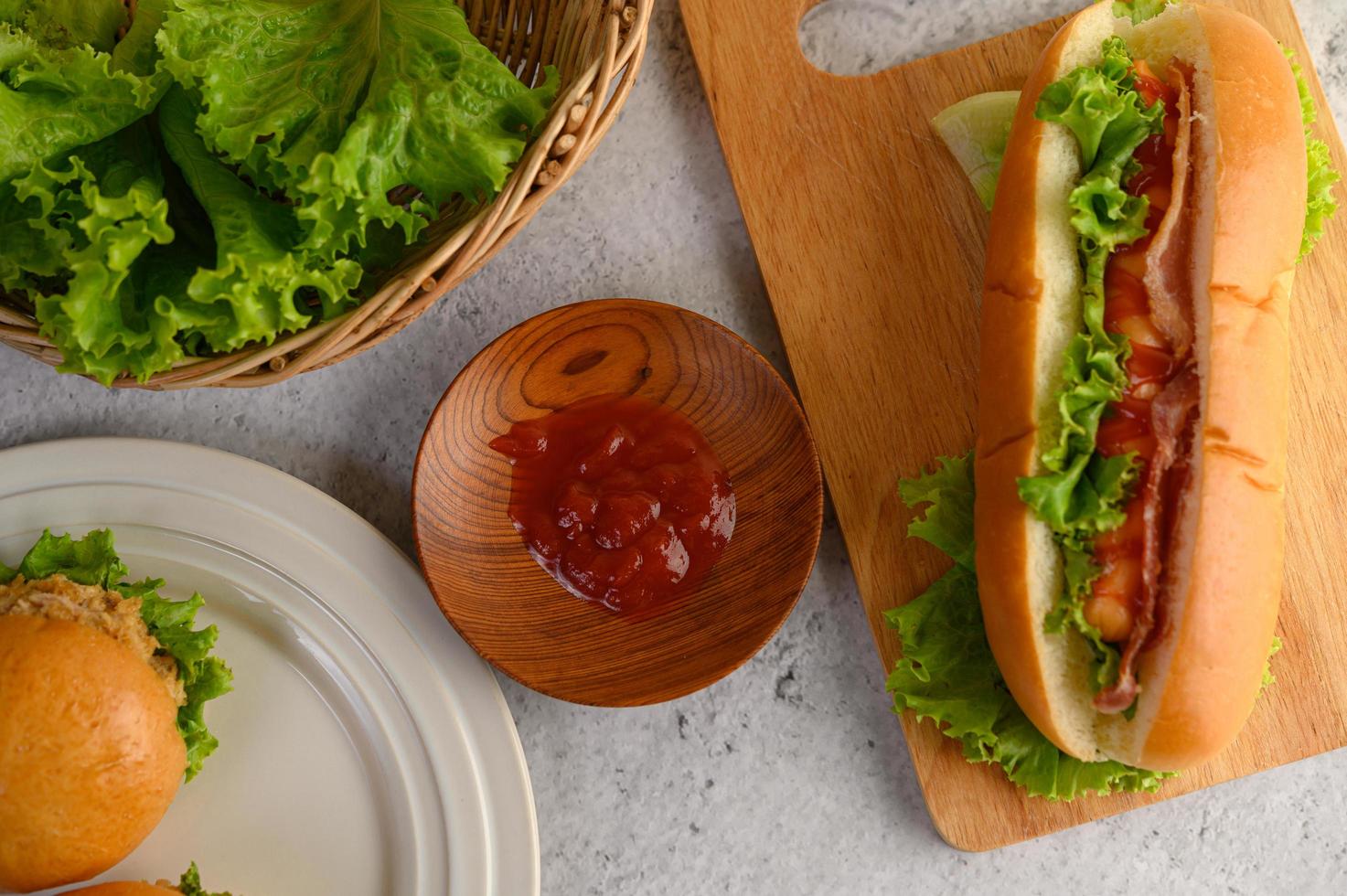 hamburgers et hot-dog avec laitue bacon et sauce tomate photo