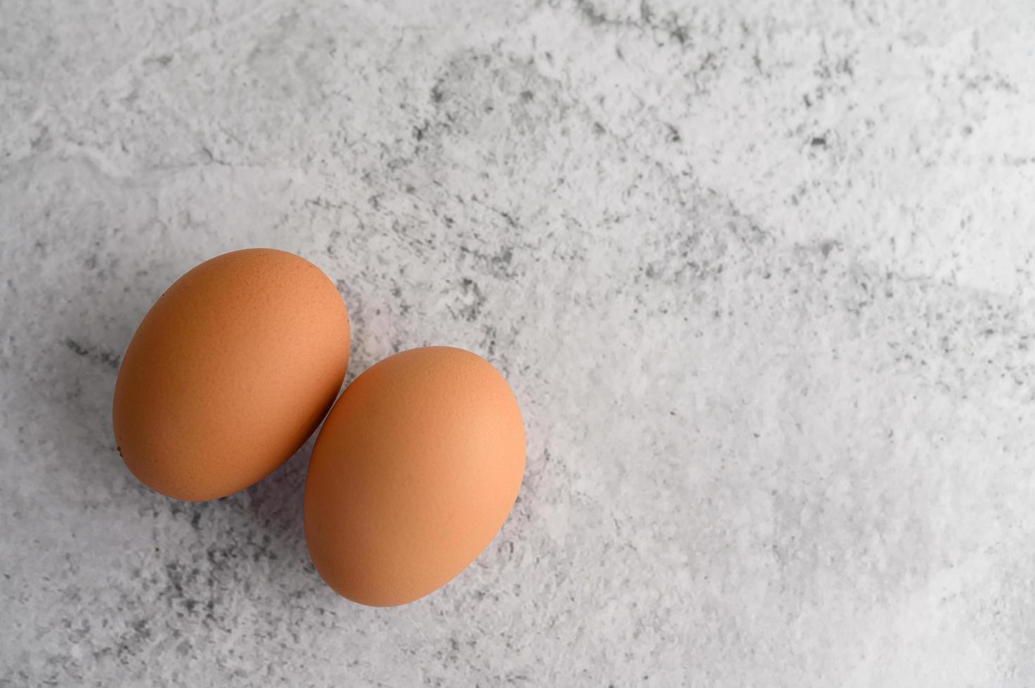 deux œufs bruns biologiques photo