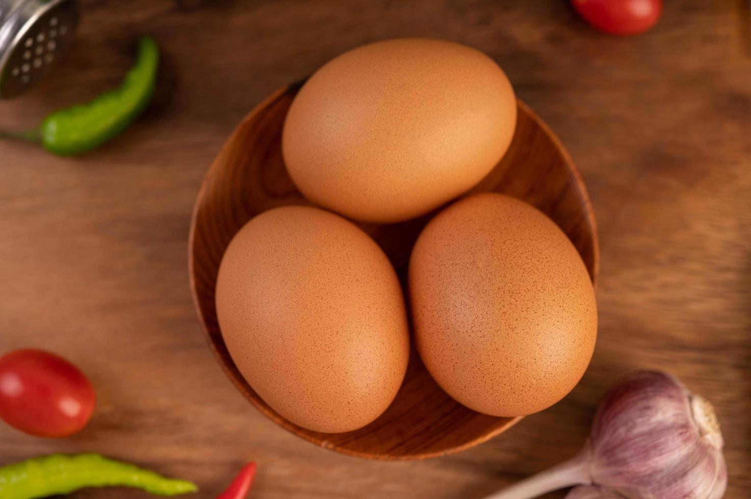 trois œufs de poule photo