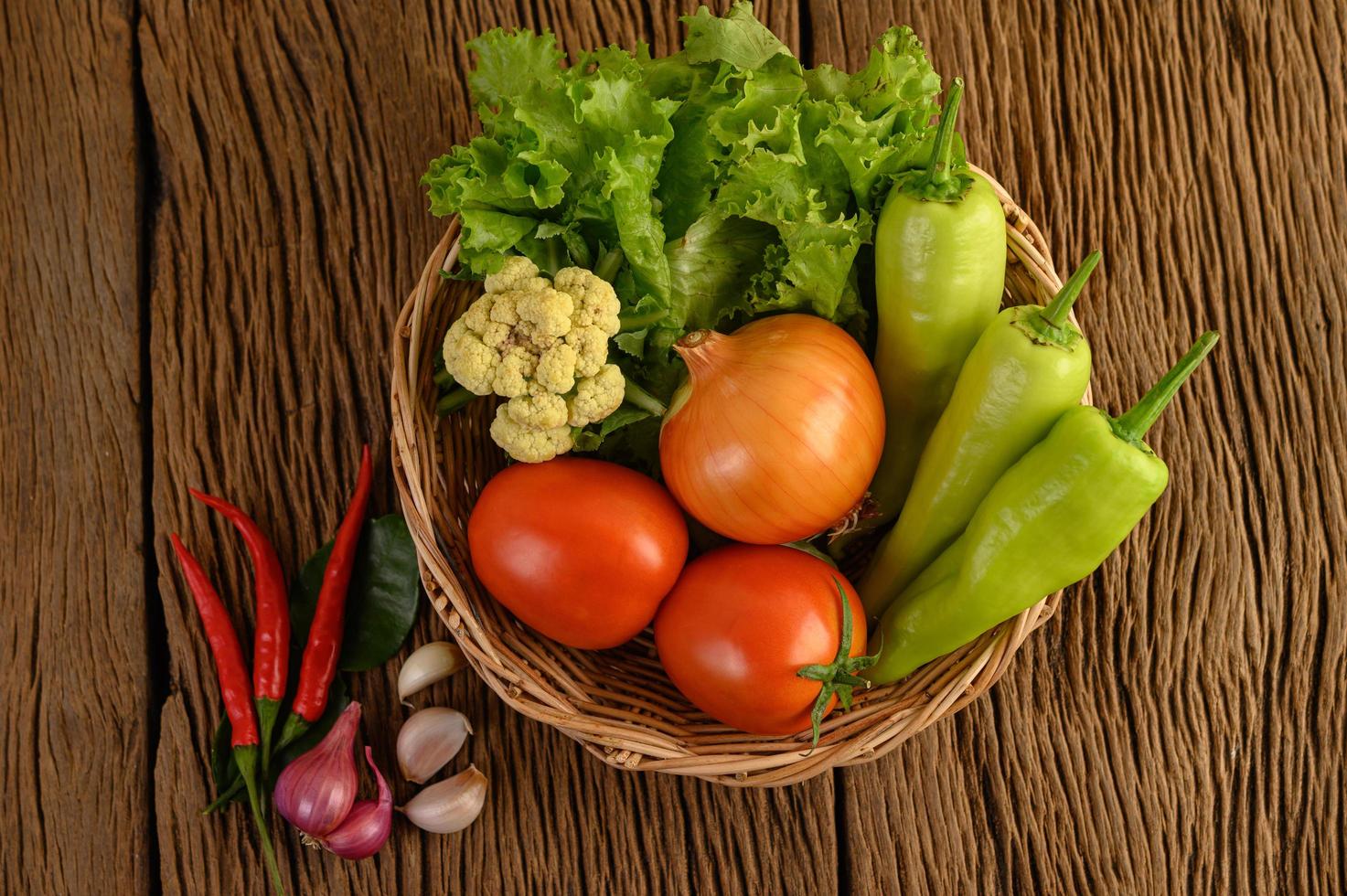 poivron, tomate, oignon, salade, chili, échalote, ail, chou-fleur et feuilles de lime kaffir photo