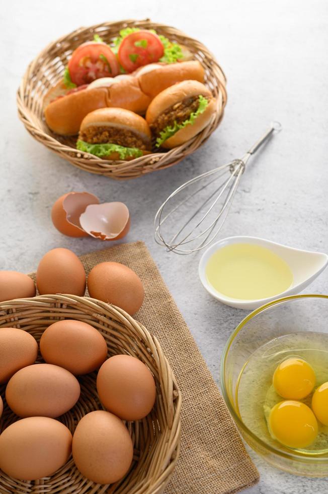 Oeufs bruns frais et produits de boulangerie sur fond neutre photo