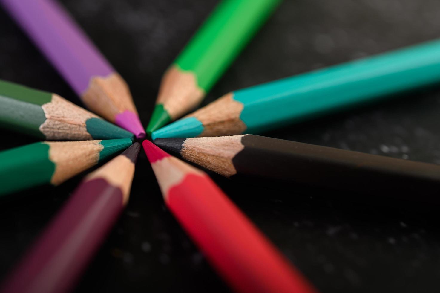 Close-up de crayons en bois disposés dans une roue chromatique photo