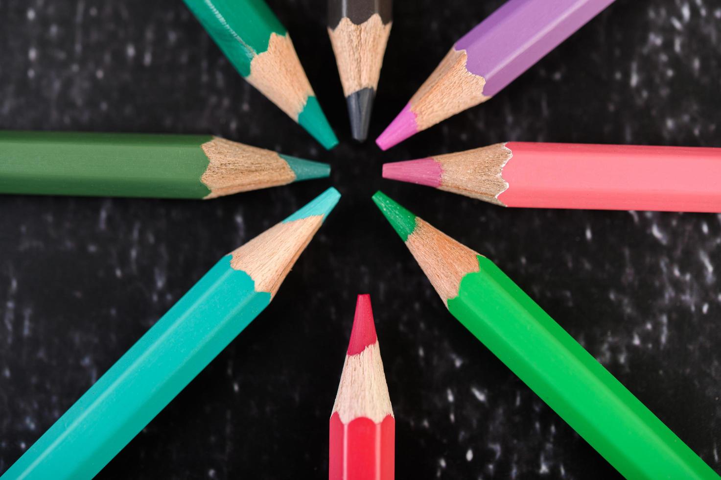 Close-up de crayons en bois disposés dans une roue chromatique photo