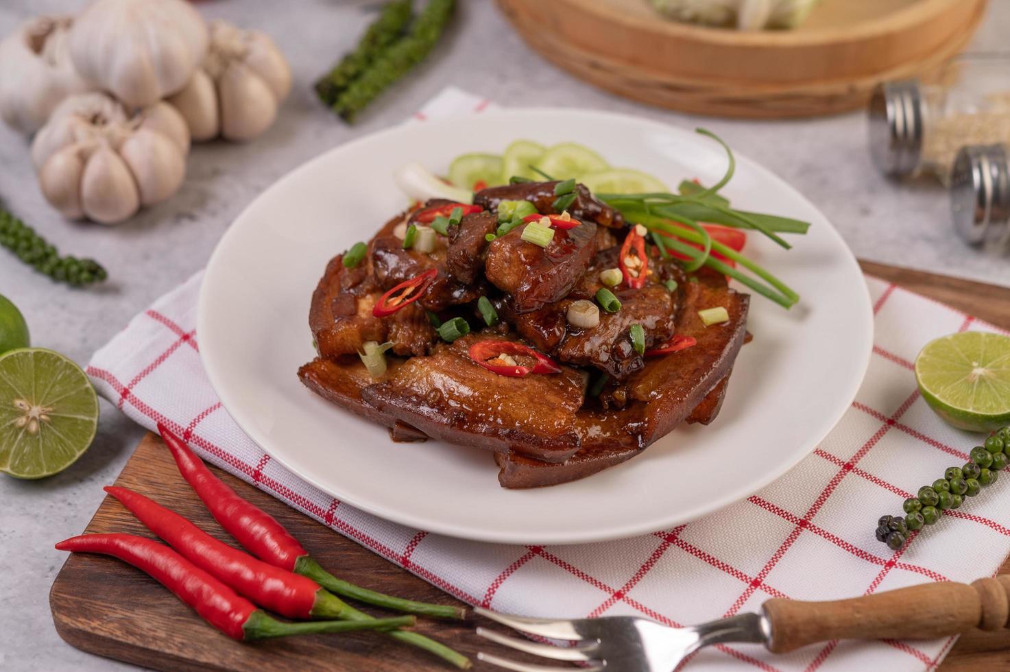 porc sucré avec oignons verts hachés, piment, citron vert, concombre, tomate et ail photo