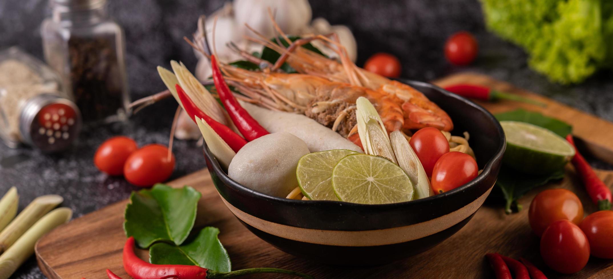 soupe tom yum kung avec tomate, chili, citronnelle, ail, citron et kaffir photo