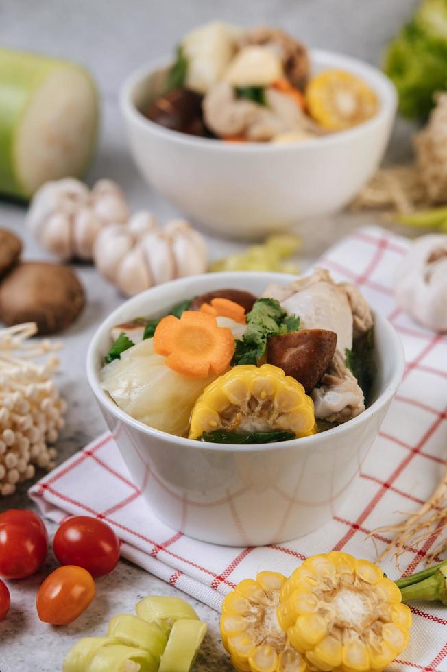 soupe de poulet au maïs, champignons shiitake, champignons enoki et carottes photo