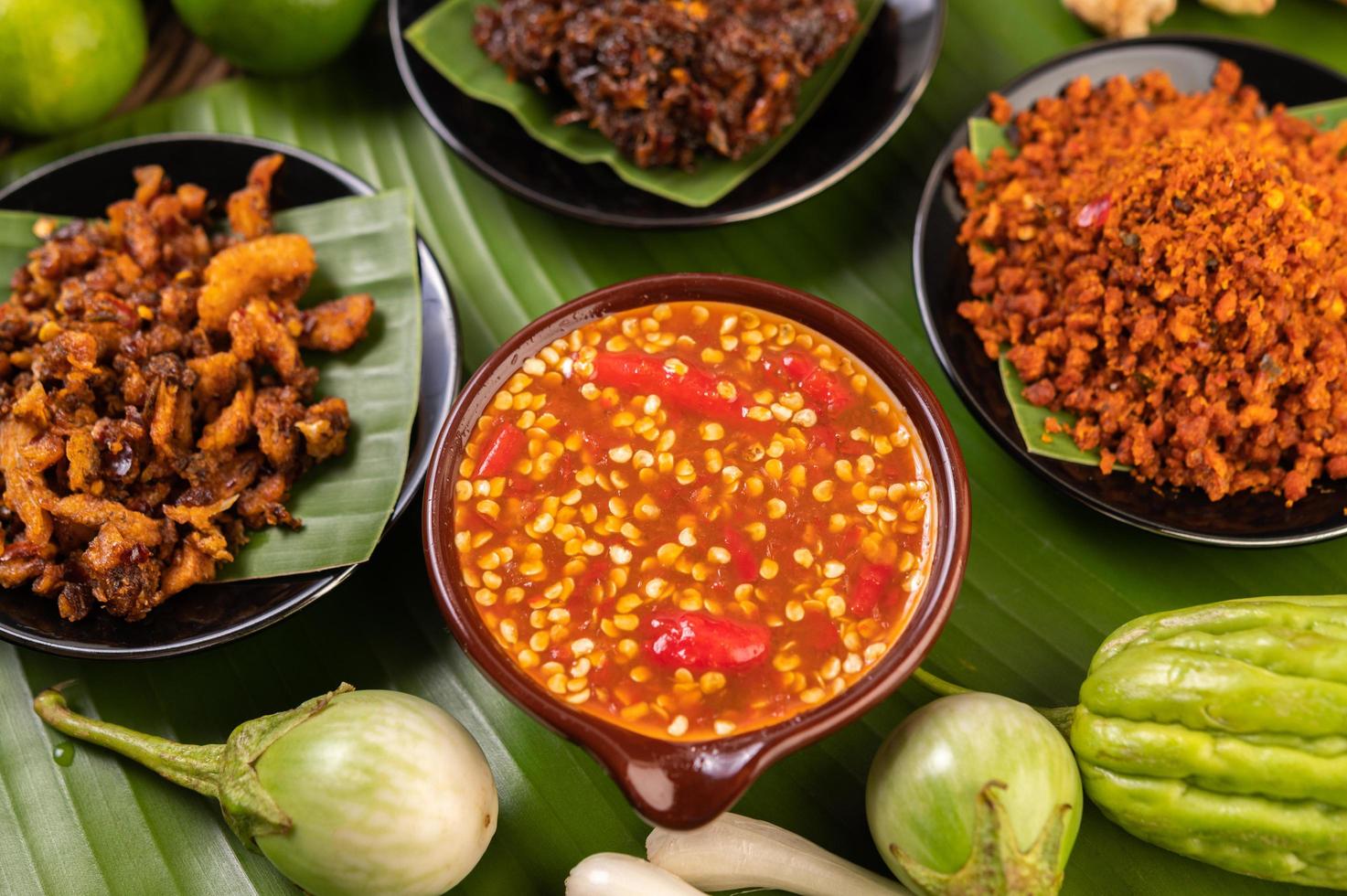 différents types de sauce chili avec des ingrédients pour faire une cuisine thaïlandaise photo