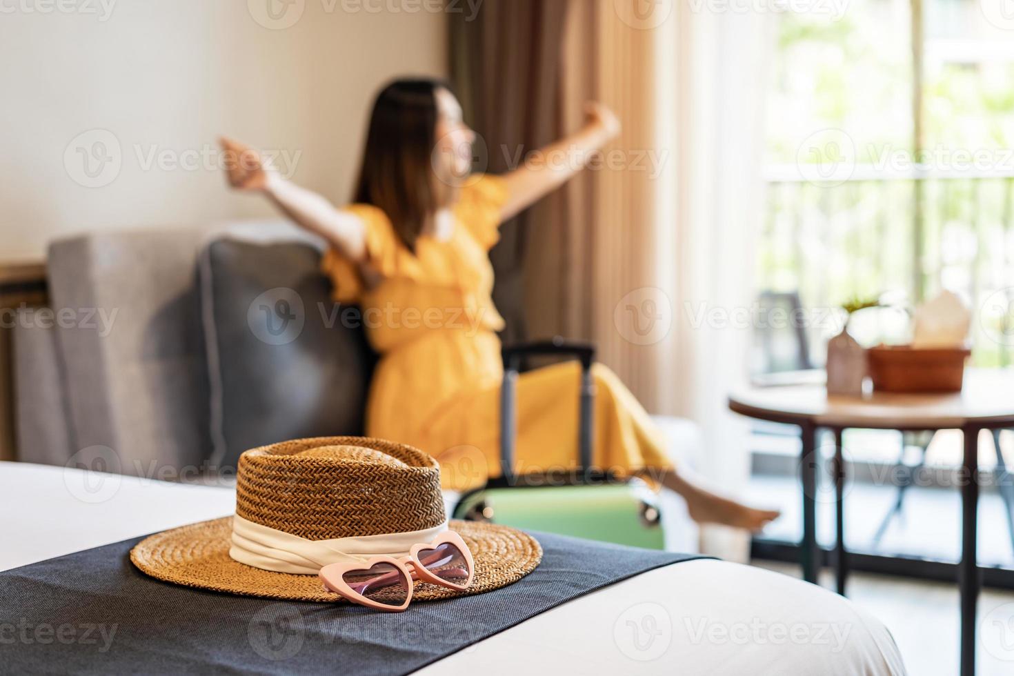 jeune femme voyageuse assise et relaxante dans une chambre d'hôtel pendant les vacances d'été, concept de style de vie de voyage photo