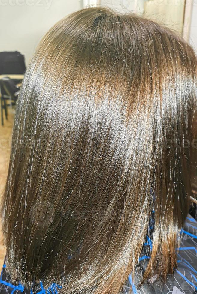 coloration et coupe de cheveux. coiffure dans un salon de beauté. gros plan de cheveux. photo