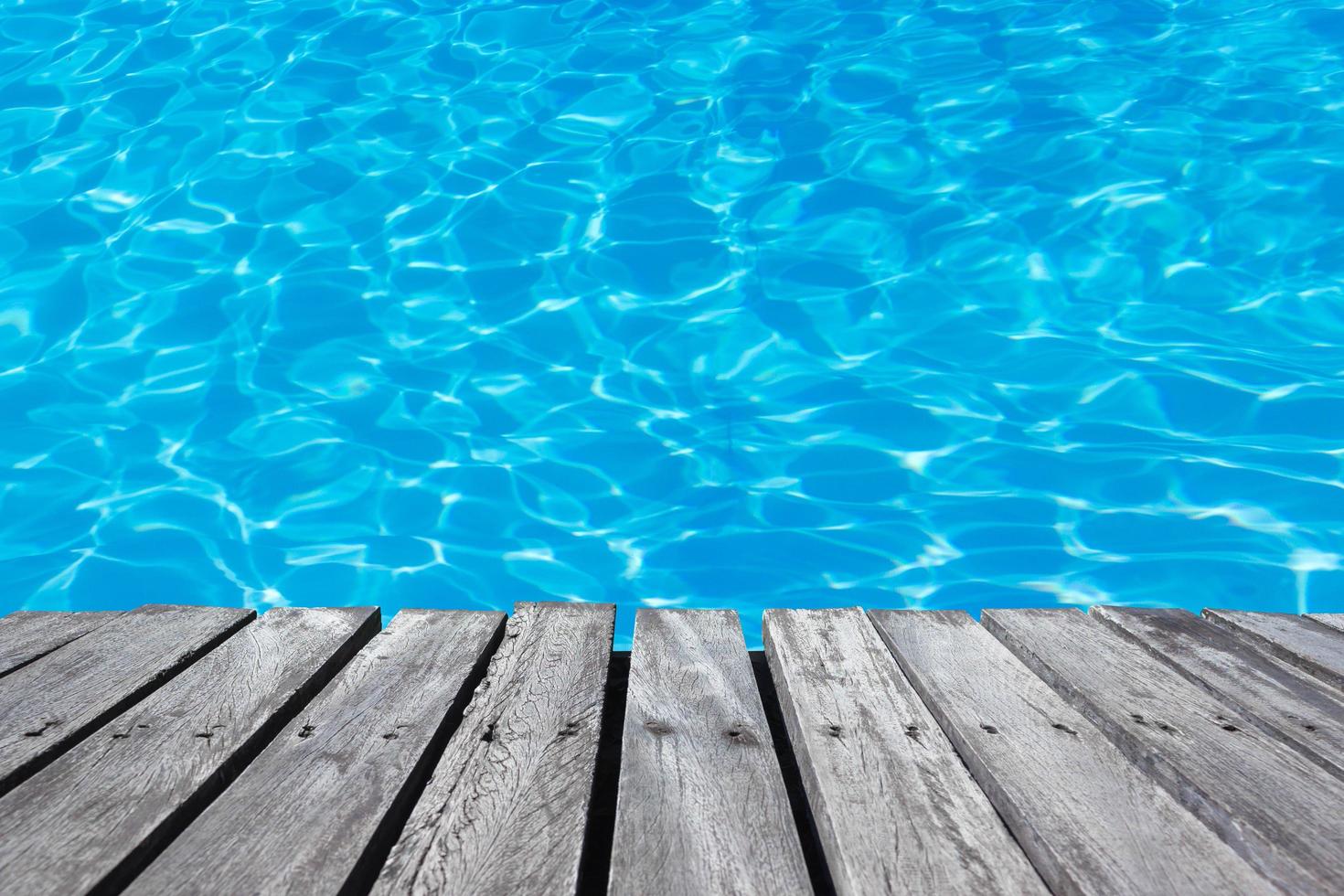 plateau en bois pour affichage avec piscine photo