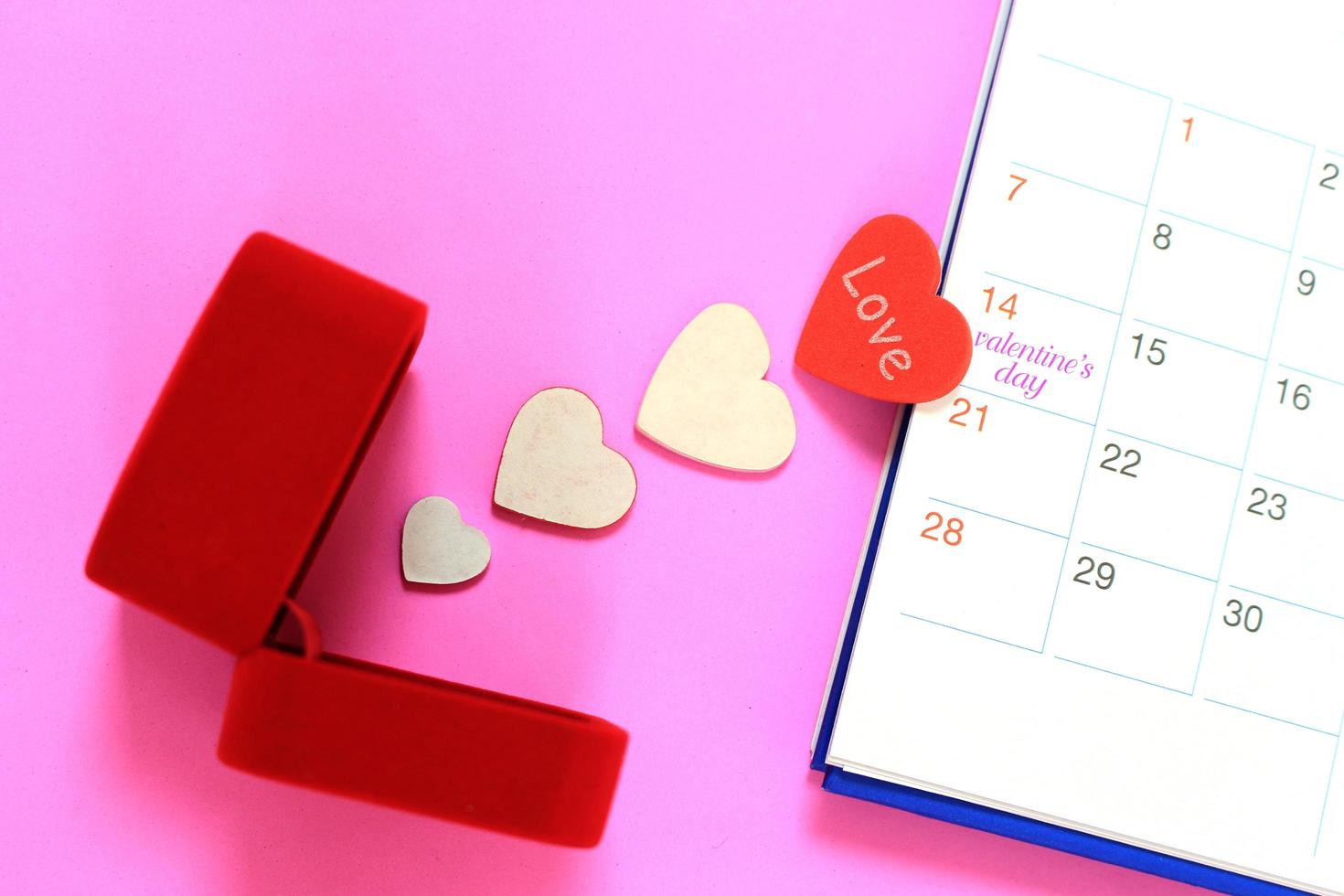 coeurs et calendrier de la Saint-Valentin photo