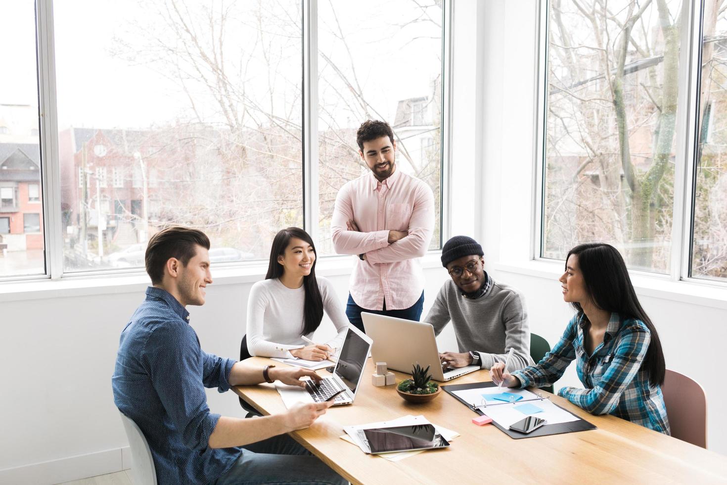 professionnels lors d'une réunion travaillant sur des ordinateurs portables photo