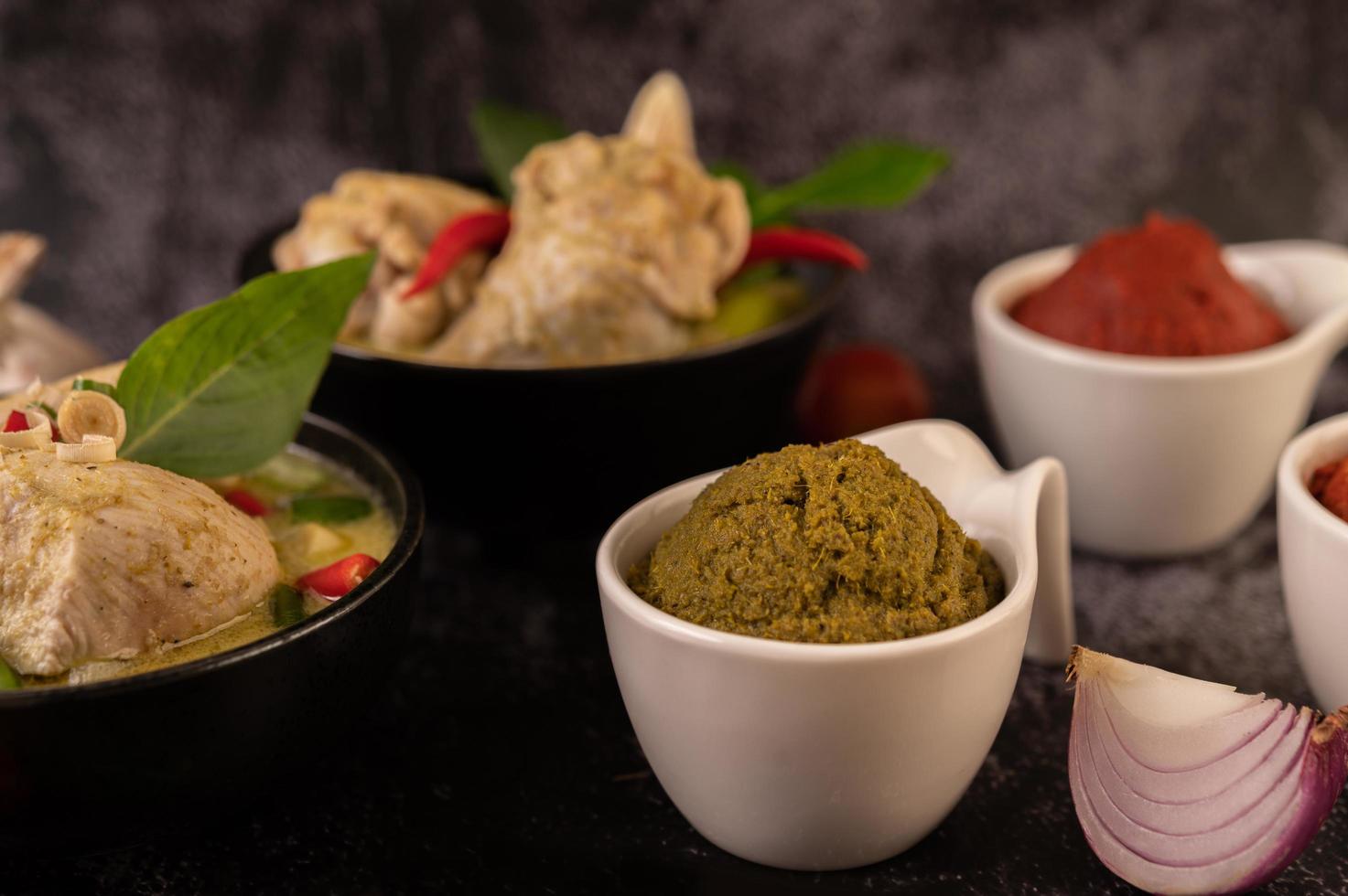 pâte de curry vert dans une tasse en céramique blanche photo