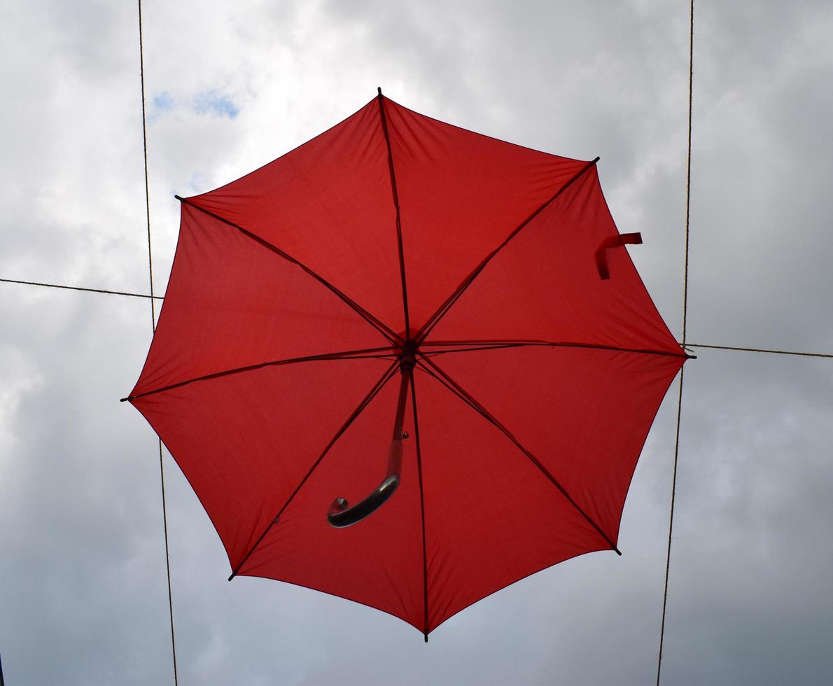 parapluie rouge dans le ciel photo