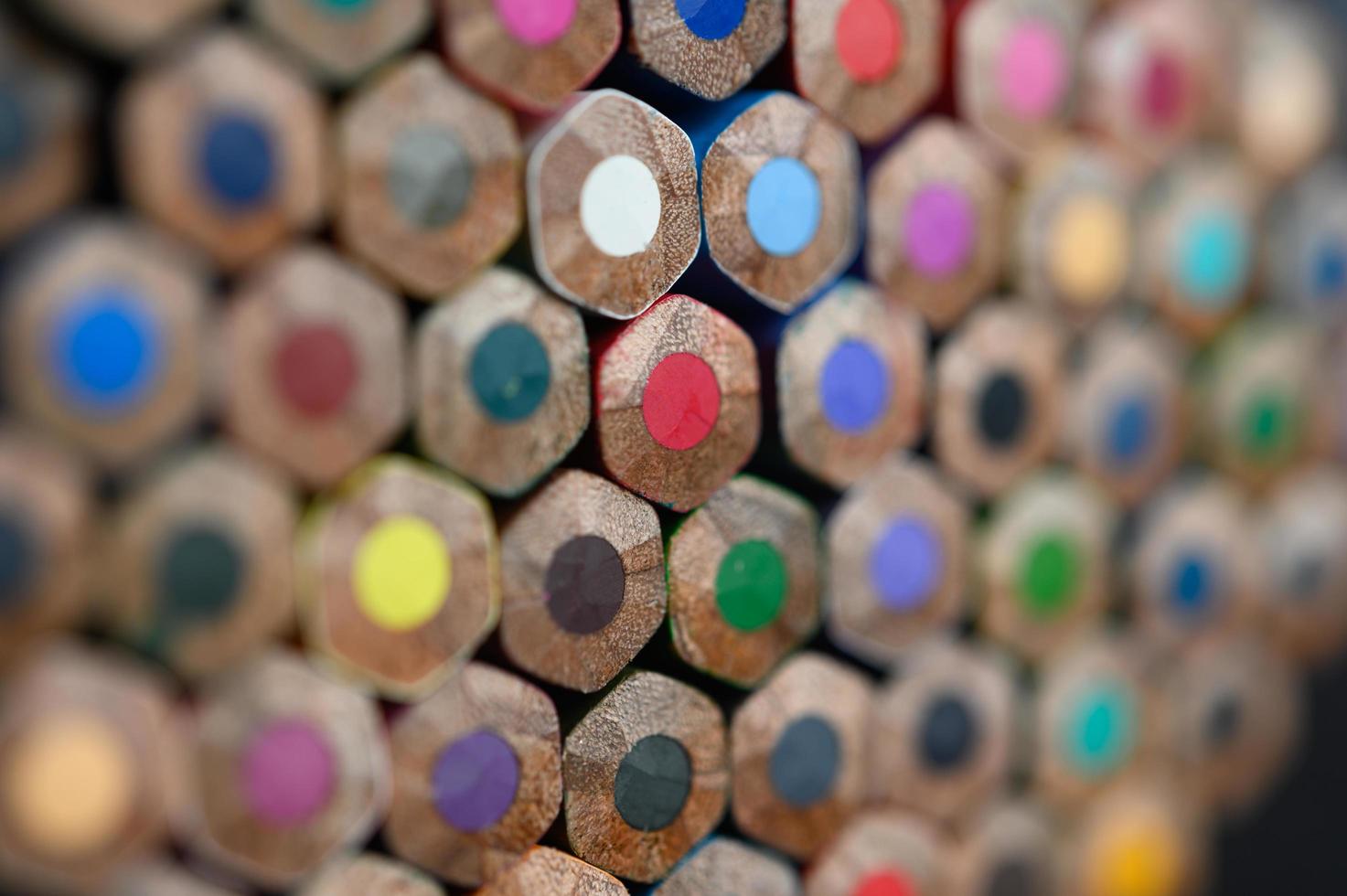 Gros plan groupe de crayons de couleur, mise au point sélectionnée sur le rouge photo