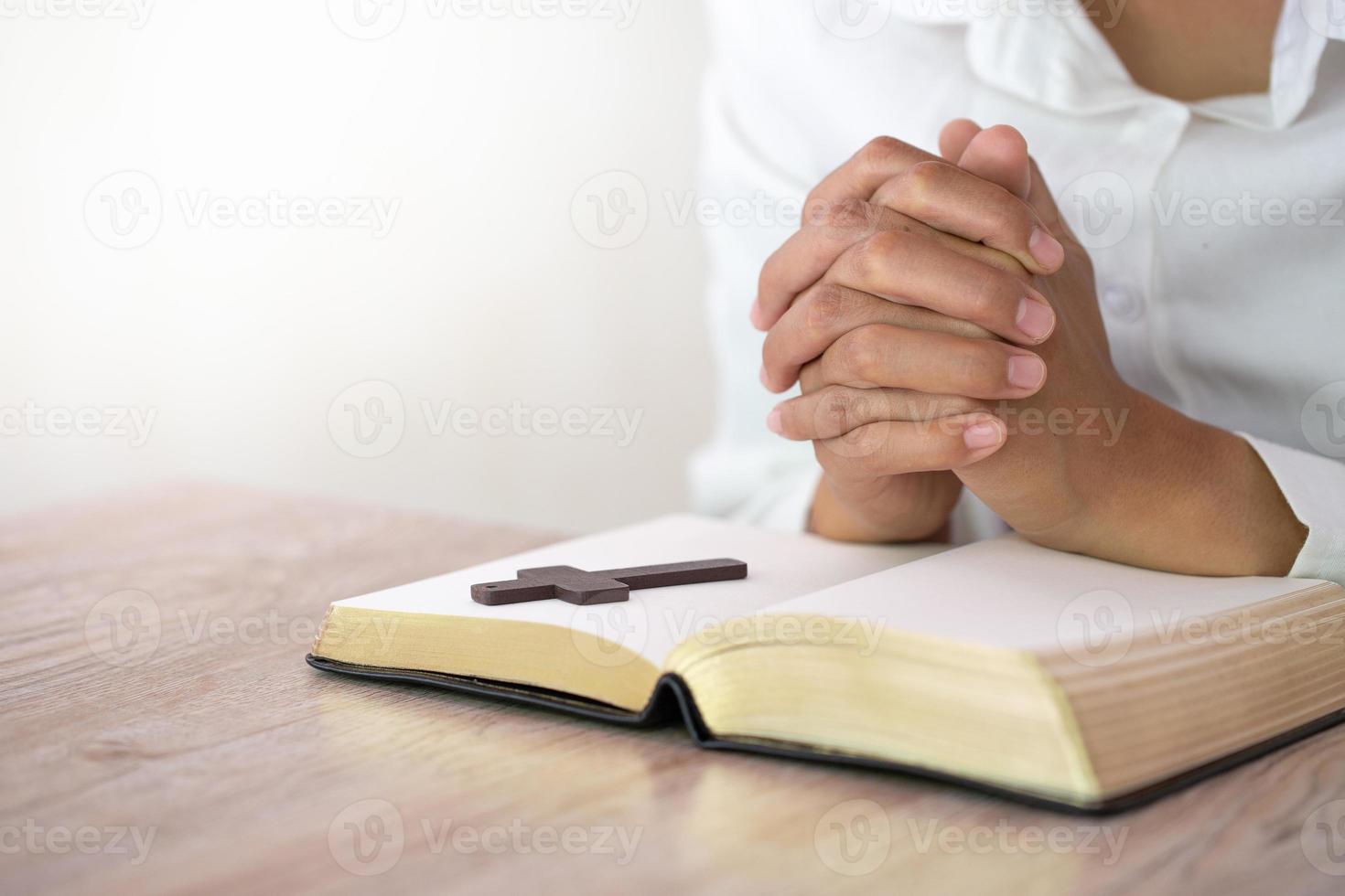 mains priant sur une sainte bible, spiritualité et religion, concepts religieux photo