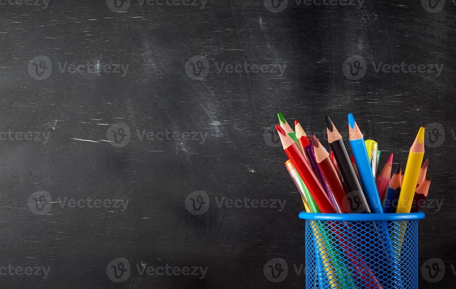 métal verre avec des stylos, des crayons et feutre des stylos et les  ciseaux sur le Contexte de un vide noir craie planche 19623125 Photo de  stock chez Vecteezy