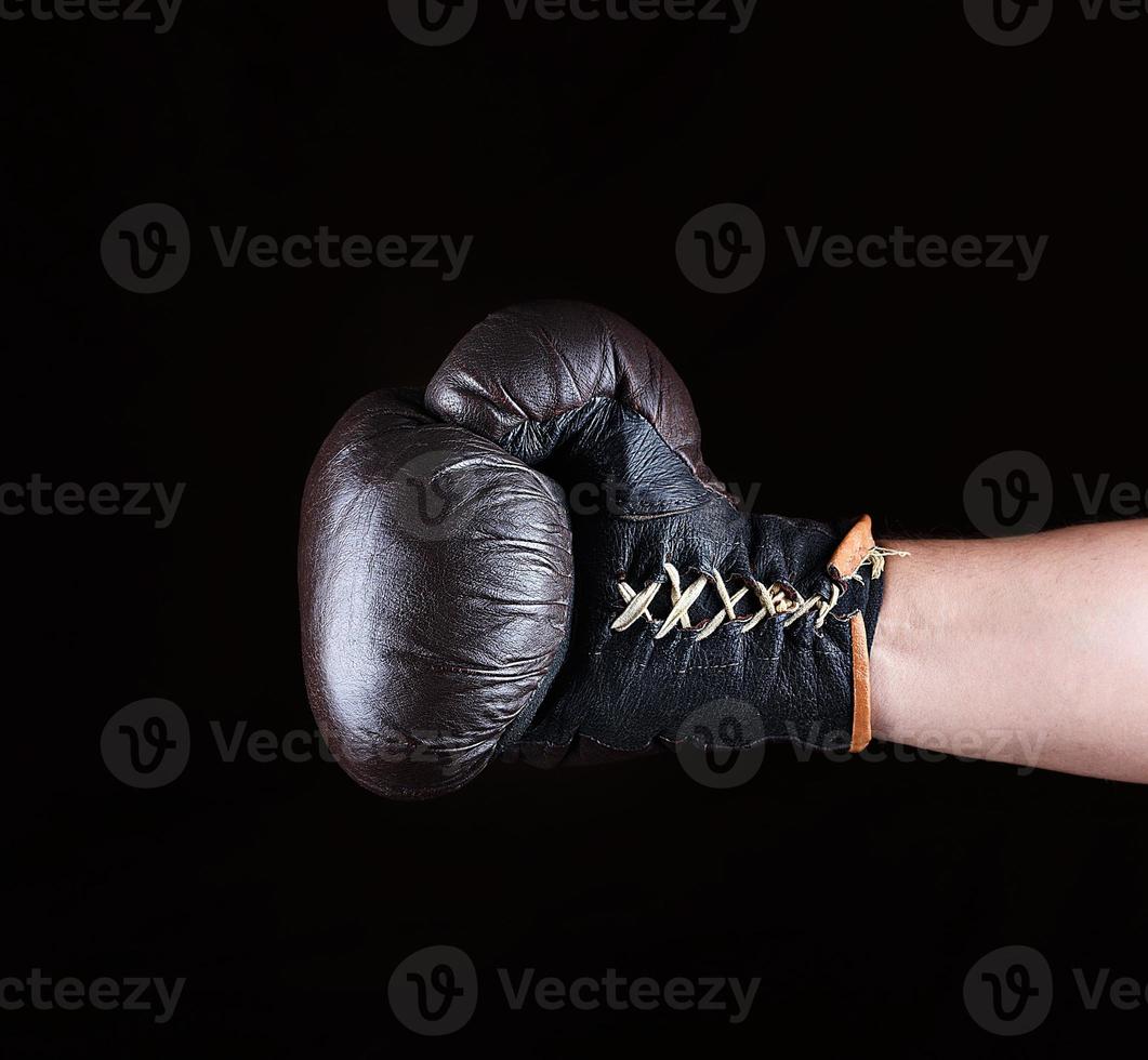 gant de boxe marron habillé sur la main de l'homme photo