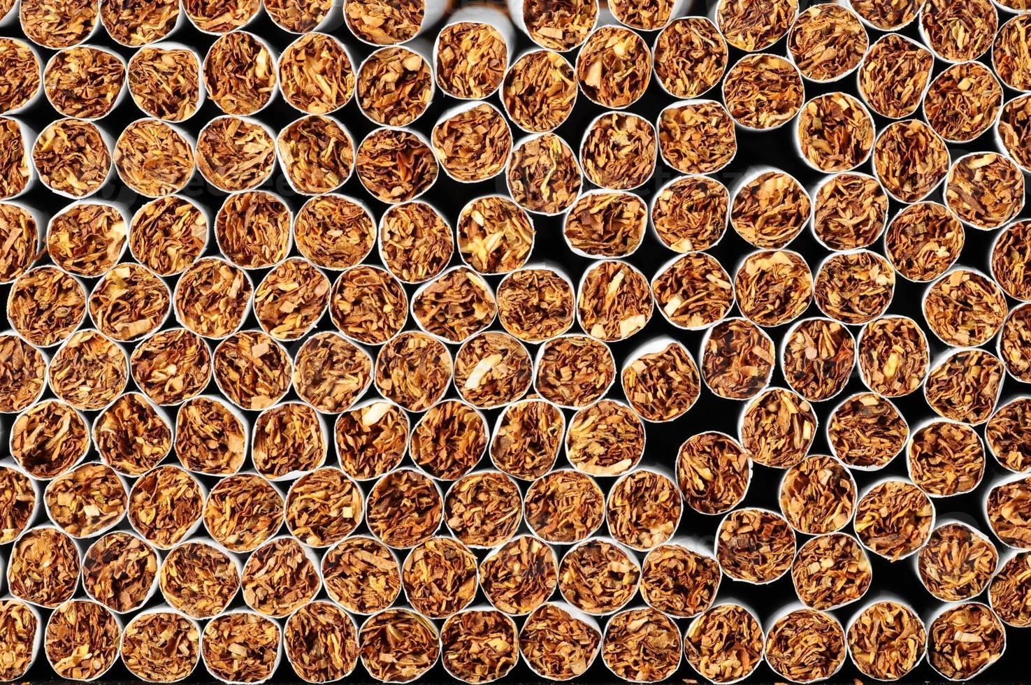 industrie du tabac avec des cigarettes empilées photo