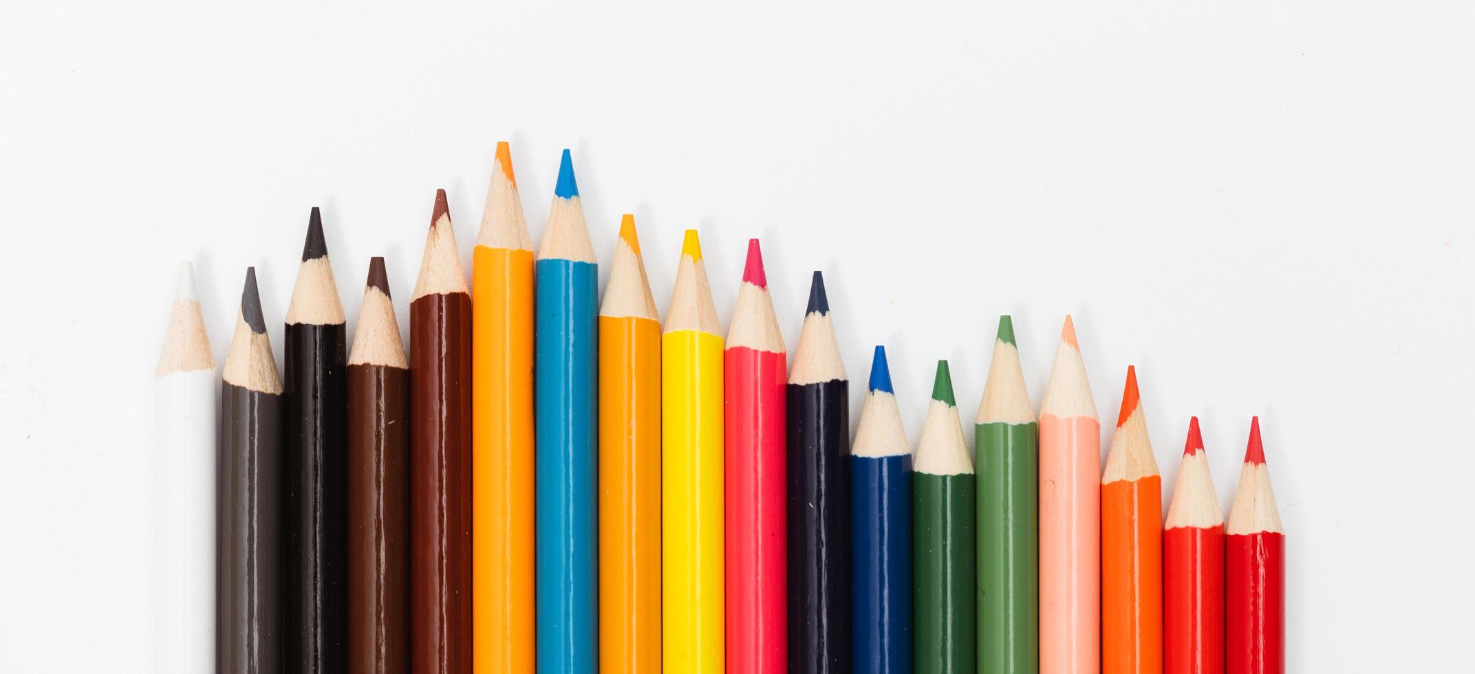 crayons multicolores. le concept de famille multinationale et d'égalité dans le monde. photo