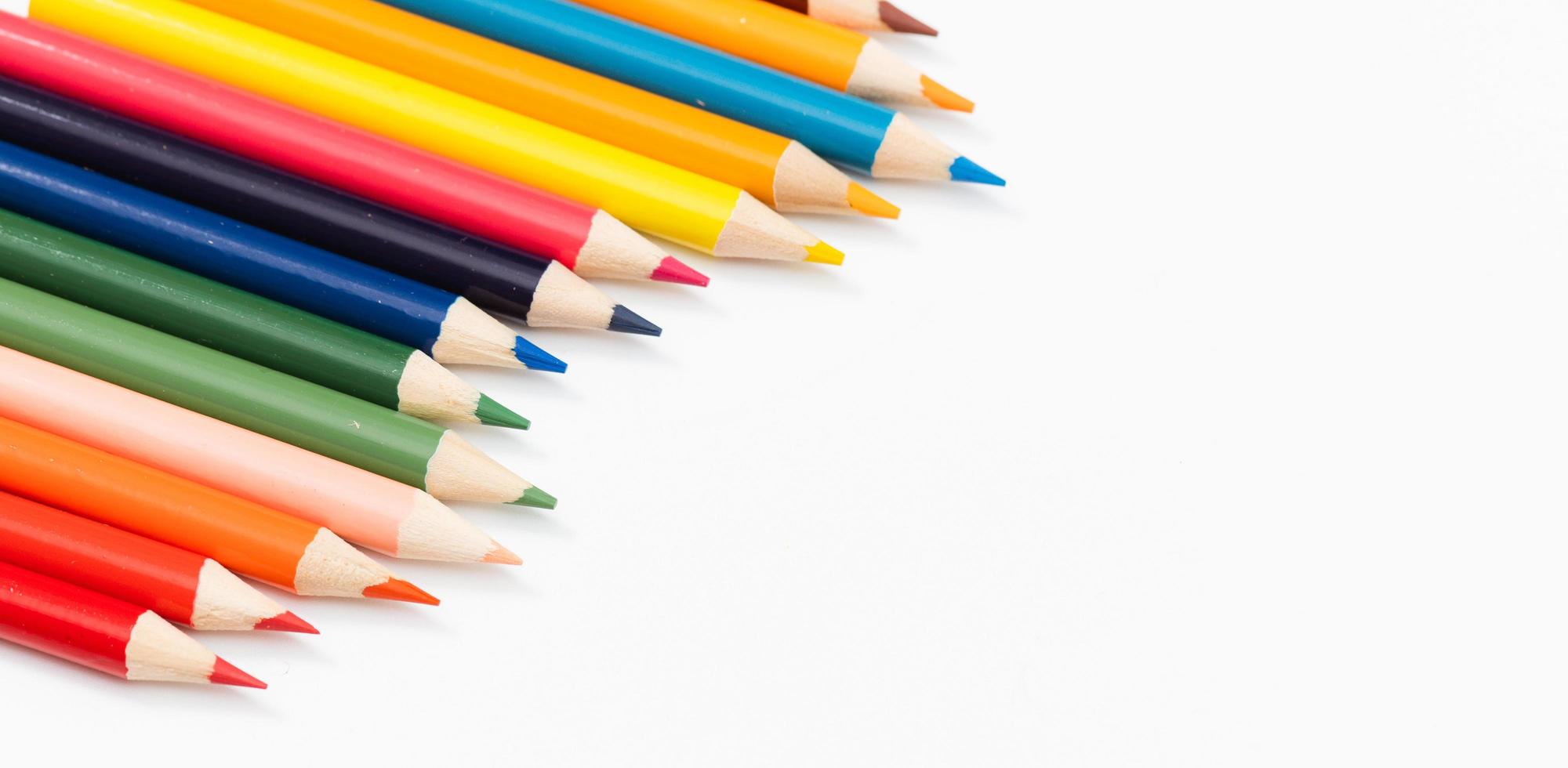 crayons multicolores. le concept de famille multinationale et d'égalité dans le monde. photo