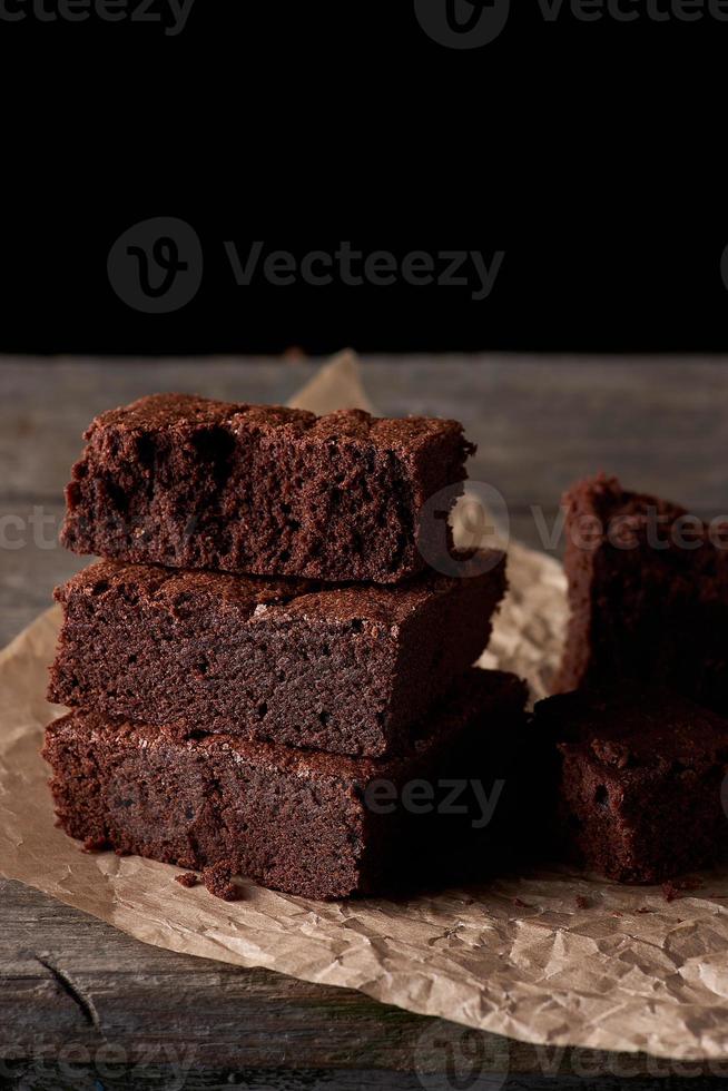 pile de morceaux carrés cuits au four de gâteau brownie au chocolat photo