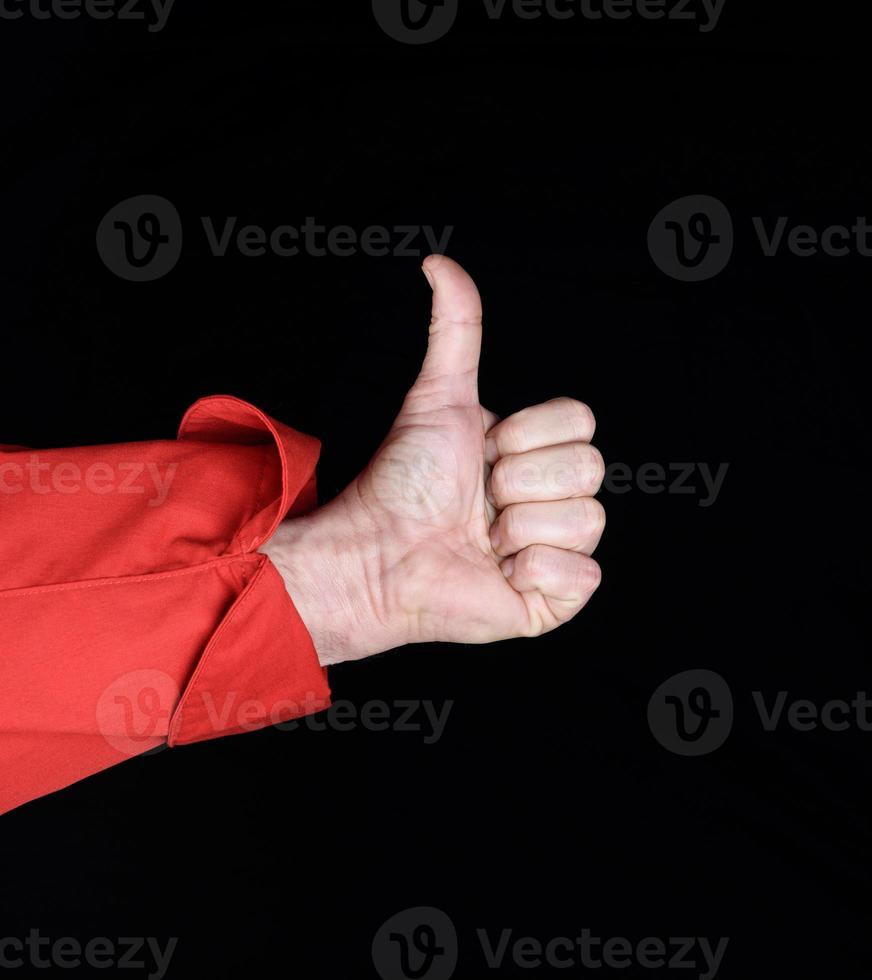 la main du chef masculin en uniforme rouge montre un geste d'approbation photo