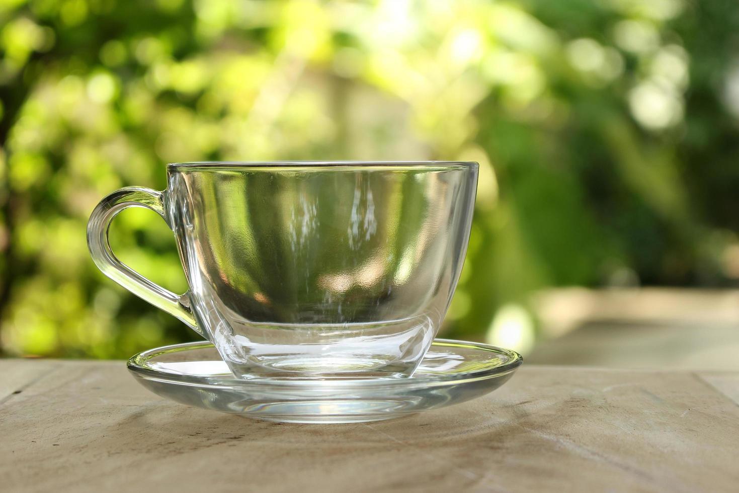 verre clair sur la table à l'extérieur photo