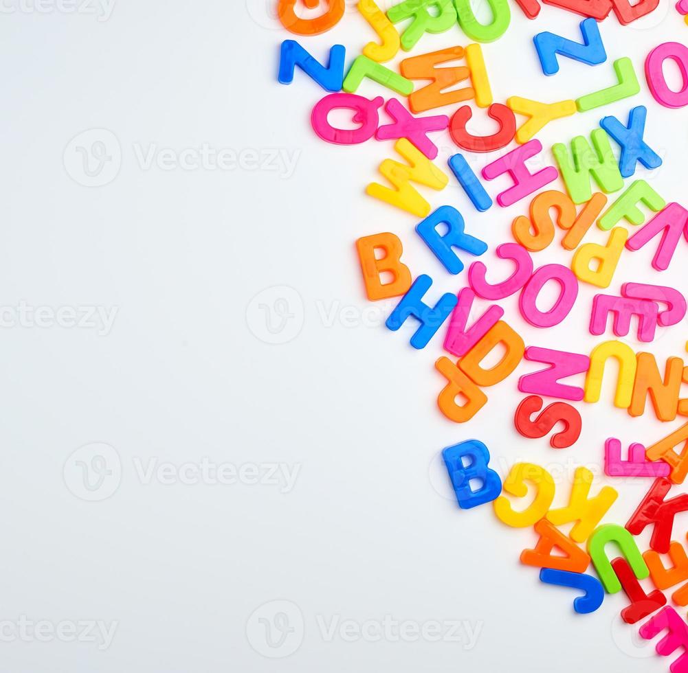 Lettres de l'alphabet anglais multicolores sur fond blanc photo