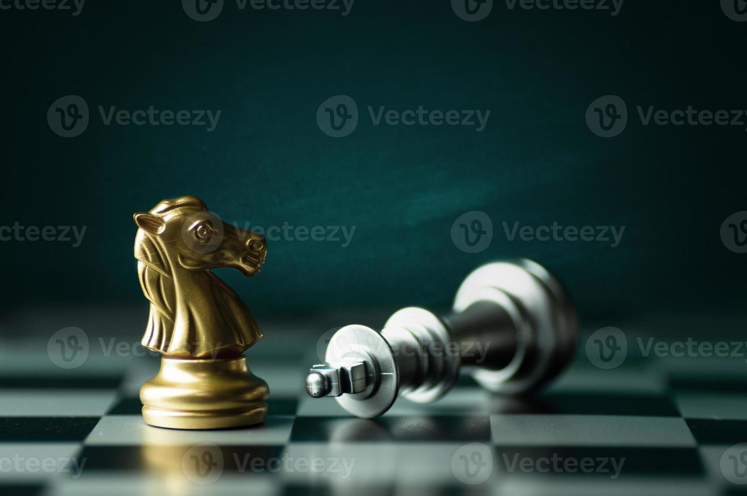 pièces d'échecs en argent et or photo