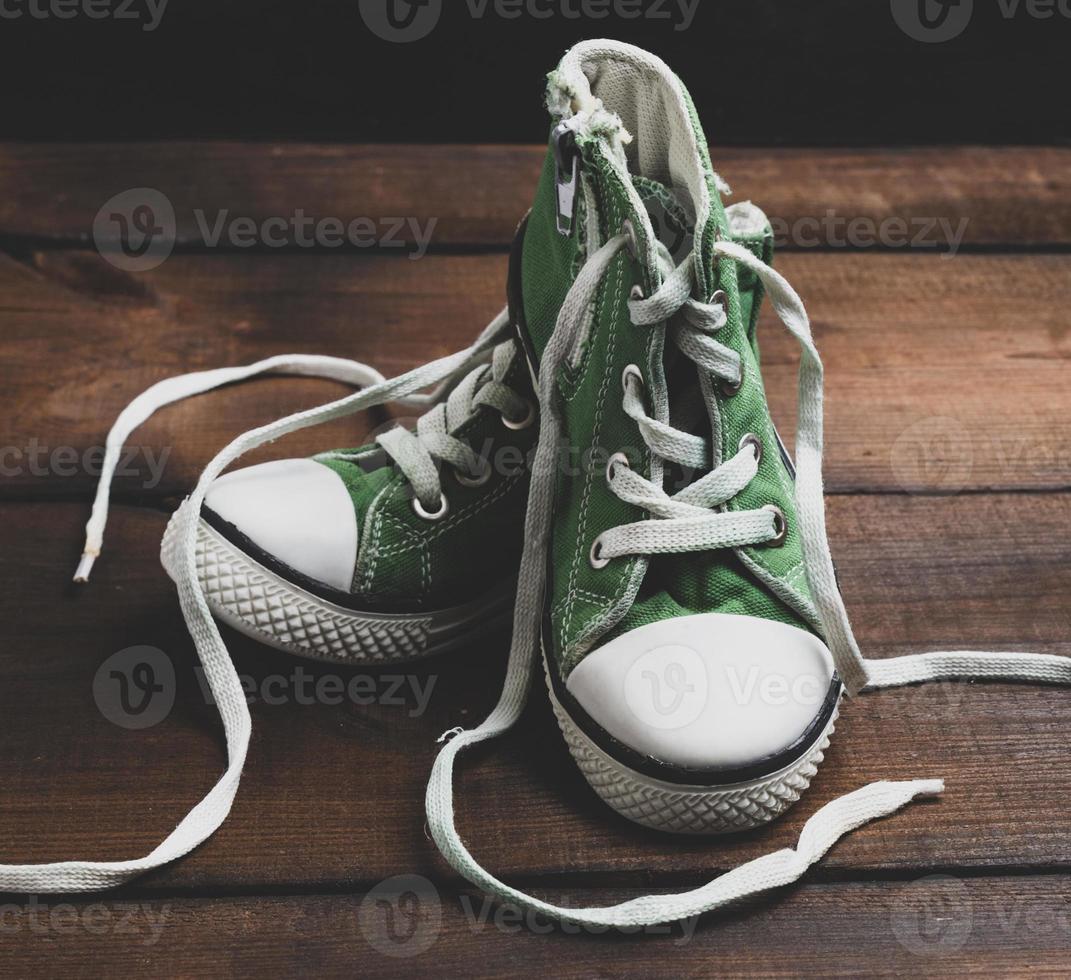 paire de chaussures en textile vert très usées photo